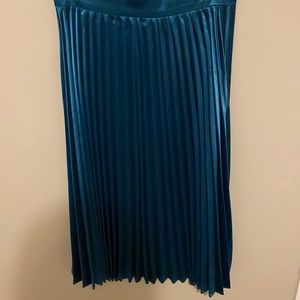 Beautiful pleated, deep teal skirt. Perfect for holiday parties and outings!